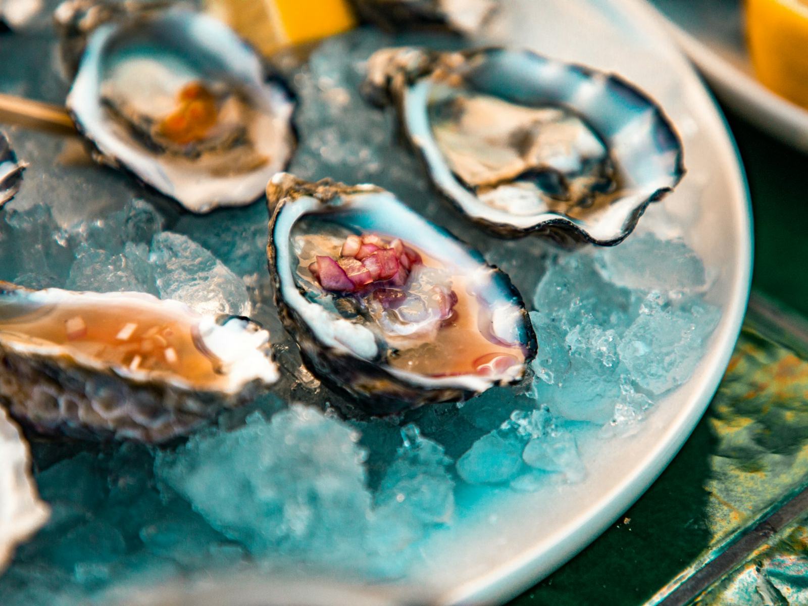 Oysters on crushed ice with lemon